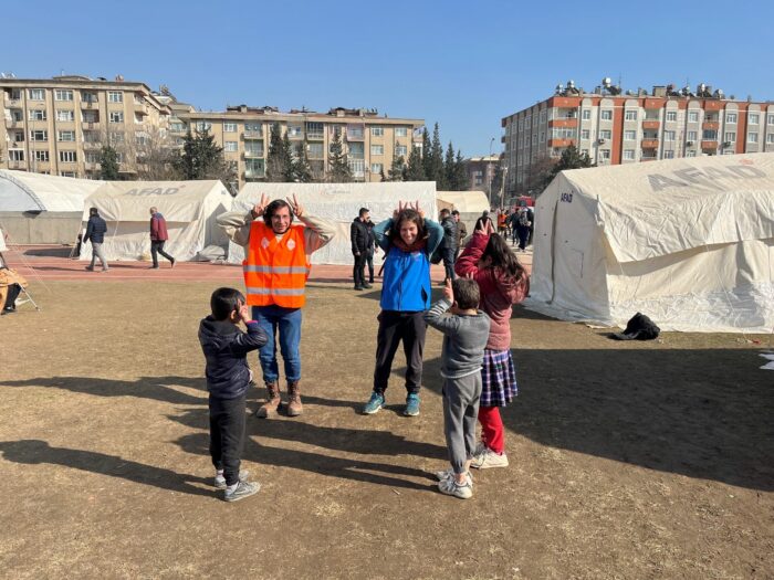 Volontari e bambini che giocano_Turchia